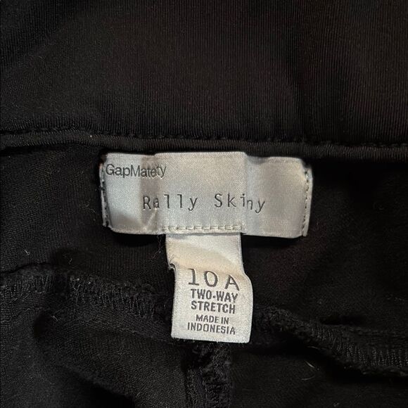 Black Slim Fit Gap Maternity Pants - Picture 3 of 7